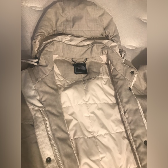 Sold—-> The North Face got you covered - Beige Coat to keep you warm - Picture 8 of 13